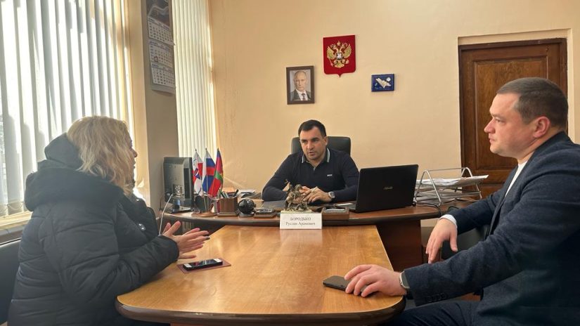 Депутат Илья Стопченко провел прием граждан Верхнелооского сельского округа