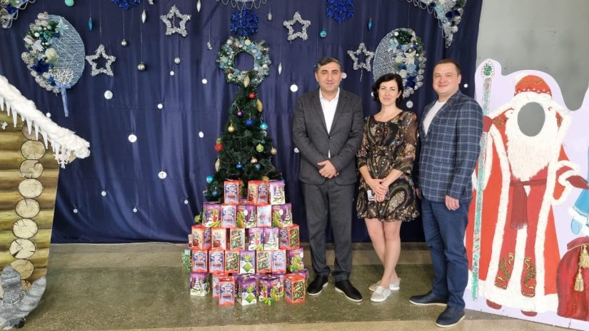 Илья Стопченко и Артур Аракелян поздравили многодетные семьи и детей участников СВО с Новым годом