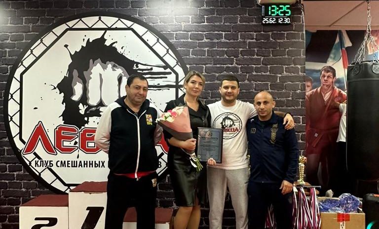 Директор бойцовского клуба Ашот Пашян поблагодарил Елену Дорогинину за помощь и развитие спорта в 2023 году