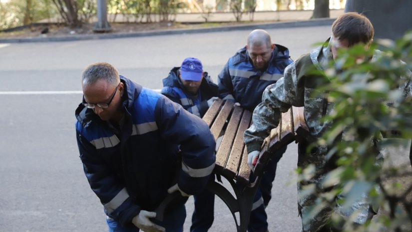 Депутаты Сочи позаботились о пожилых жителях на улице Макаренко и установили скамейки для отдыха