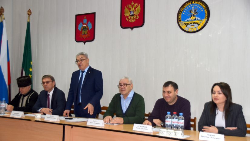 Председатель Горсобрания Сочи Виктор Филонов принял участие в работе сессии общественного парламента причерноморских адыгов-шапсугов