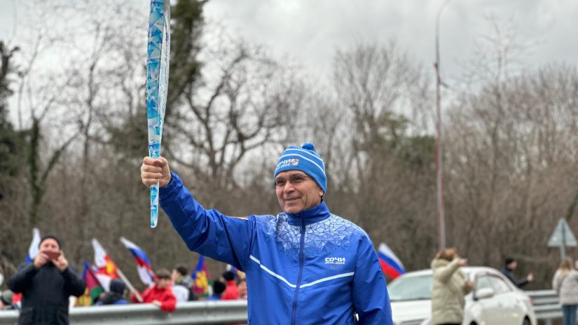 Председатель Городского Собрания Сочи Виктор Филонов дал старт эстафете огня, посвященной 10-летию Олимпийских игр