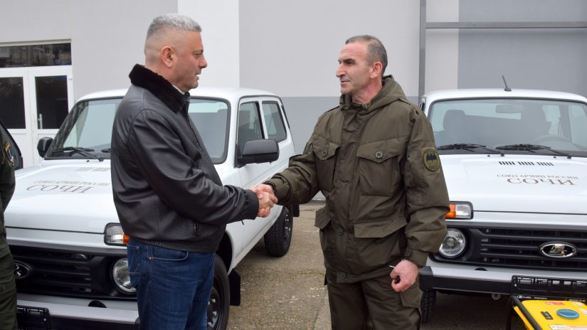 Депутат Горсобрания Сочи Сос Мартиросян передал в зону СВО автомобили и гуманитарный груз