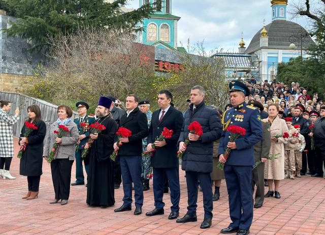 Депутаты Горсобрания Сочи приняли участие в торжественном возложении цветов на мемориалах Сочи