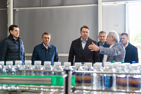 Глава Сочи Алексей Копайгородский и председатель Городского Собрания Сочи Виктор Филонов осмотрели предприятие по розливу минеральной воды