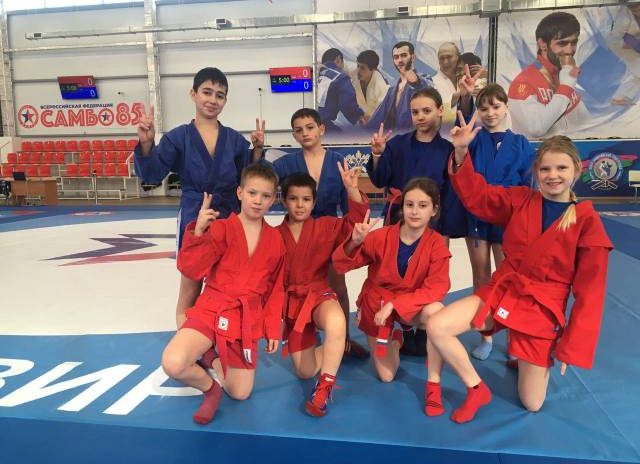 Илья Стопченко оказал финансовую помощь команде самбистов школы № 82