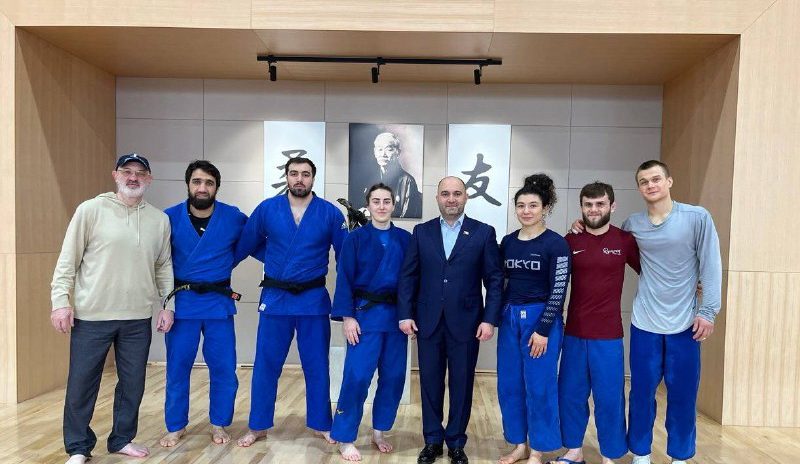 Заур Хушт побывал в спортивном комплексе «Академии единоборств» в Сириусе