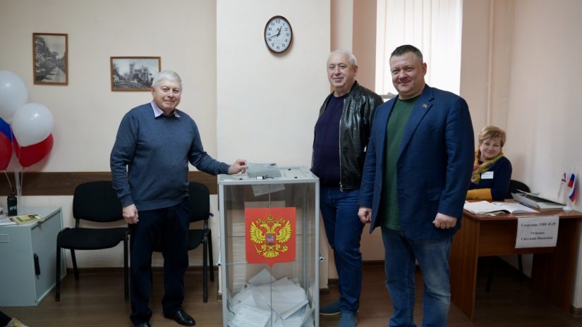 Владимир Елединов вместе с коллегой - депутатом Александром Захаровым, осуществили обход избирательных участков 5 округа, для того, чтобы ознакомиться с обстановкой и пообщаться с гражданами