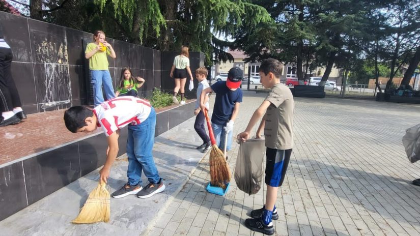 Александр Жигалко организовал субботник на мемориальном комплексе в селе Молдовка