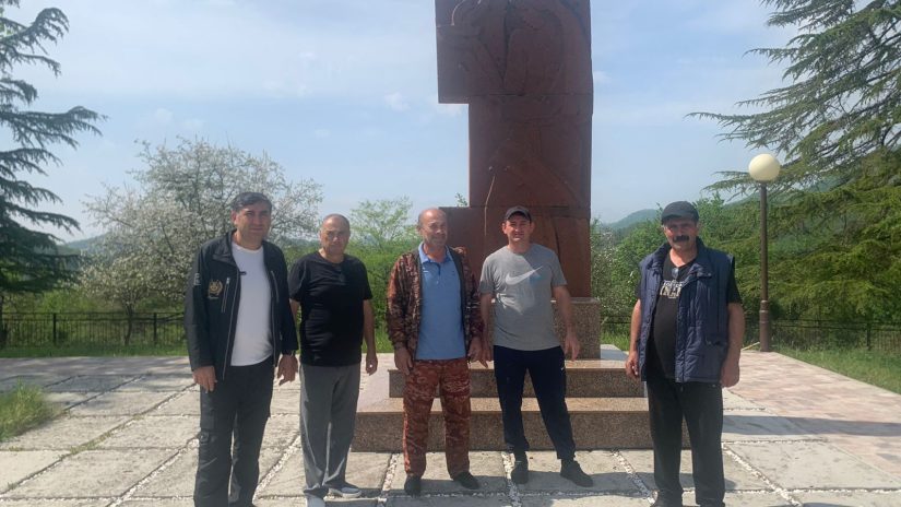 Артур Аракелян и Илья Стопченко организовали субботник по наведению порядка на территориях памятников и обелисков, посвященных погибшим односельчанам в годы ВОВ