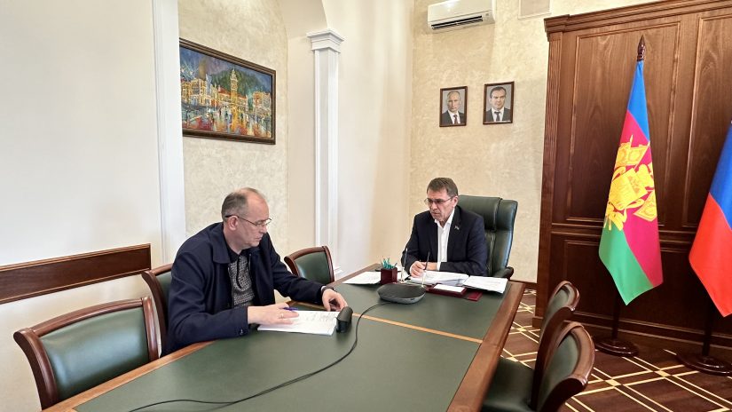 Председатель Городского Собрания Сочи Виктор Филонов обсудил выполнение наказов граждан в Центральном районе