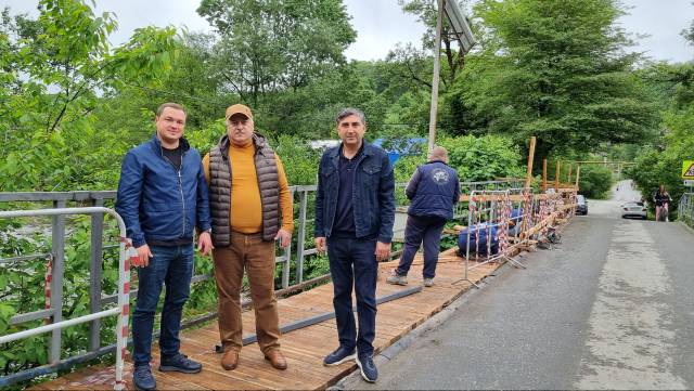 В селе Волковка начались работы по реконструкции пешеходной части моста через реку Дагомыс