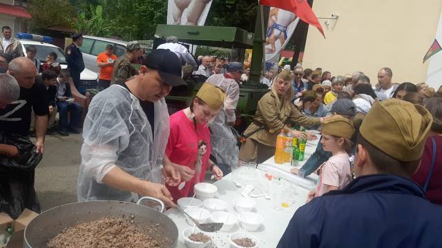 В День Победы депутаты Илья Стопченко и Артур Аркелян организовали в п. Дагомыс работу полевой кухни