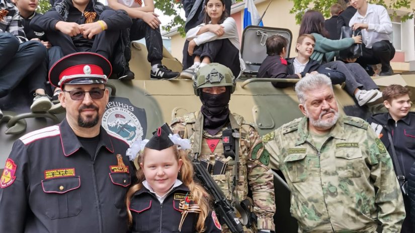 Владимир Давыдов организовал масштабное праздничное мероприятие на территории школы №10 с привлечением военной техники