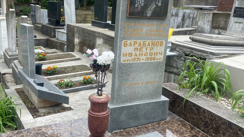 Владимир Давыдов принял участие в наведении порядка у памятника Герою Советского Союза Петру Барабанову