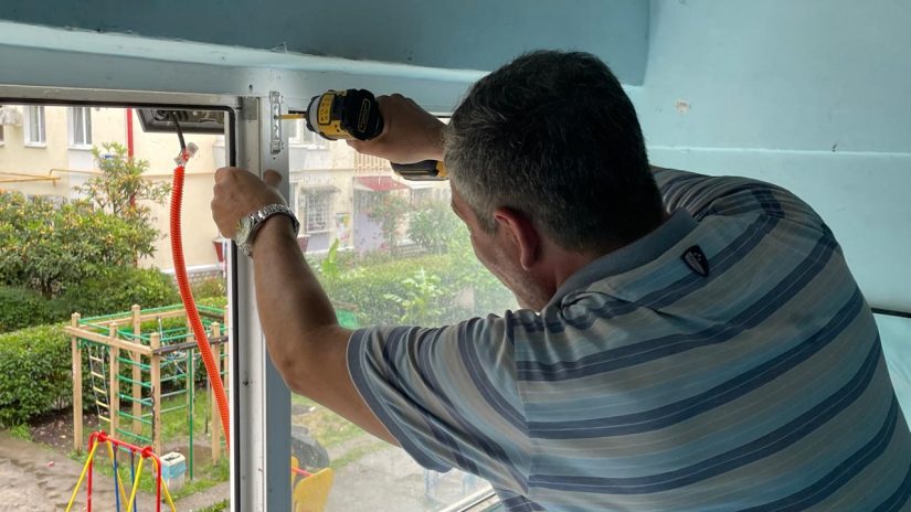 Депутаты округа «Завокзальный» помогли заменить стекла в окнах подъездов дома по переулку Трунова