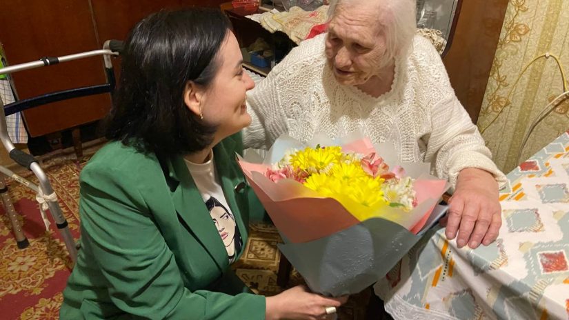 София Минина поздравила ветерана со 100-летним юбилеем