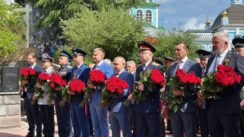 Павел Афанасьев и Александр Бурляев возложили цветы к Братской могиле на Горке Героев в мкр. Лазаревское. 