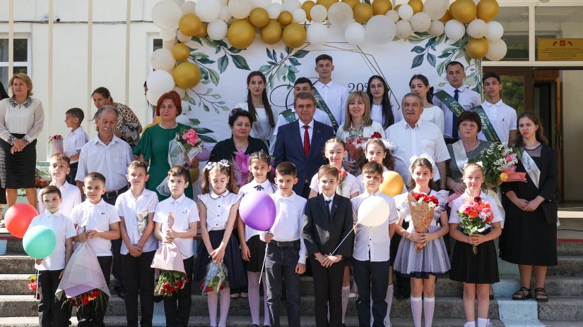 Председатель Горсобрания Сочи Виктор Филонов поздравил выпускников школы №94 аула Хаджико