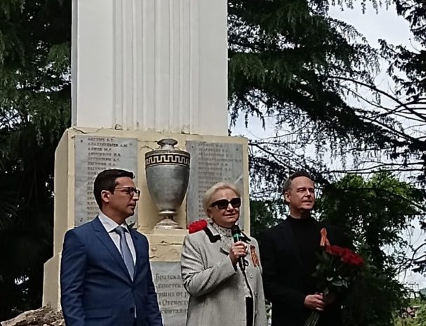 Галина Романова, Андрей Василенко и Дмитрий Мозолюк приняли участие в митинге у памятника - братской могилы 45 воинов