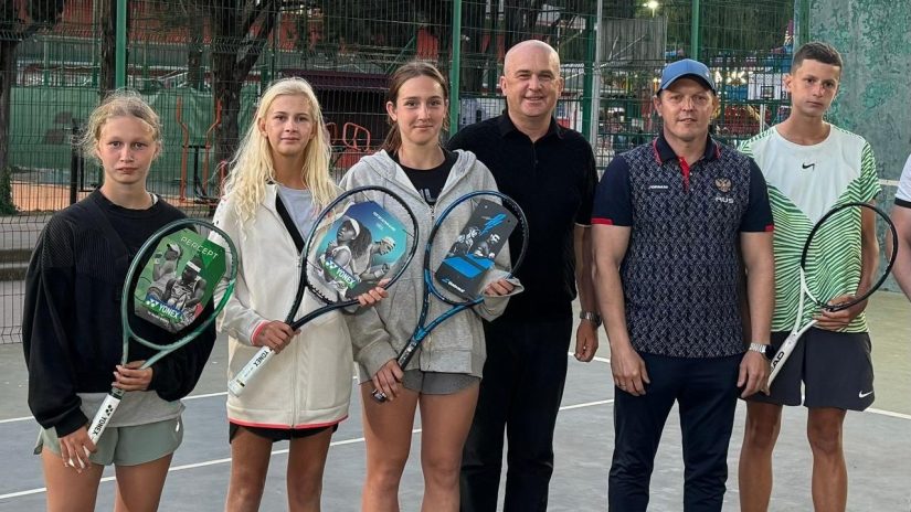 Валерий Черняковский вручил лучшим спортсменам профессиональные теннисные ракетки