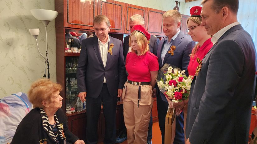 Депутаты Лазаревского округа поздравили ветеранов с Днем Победы