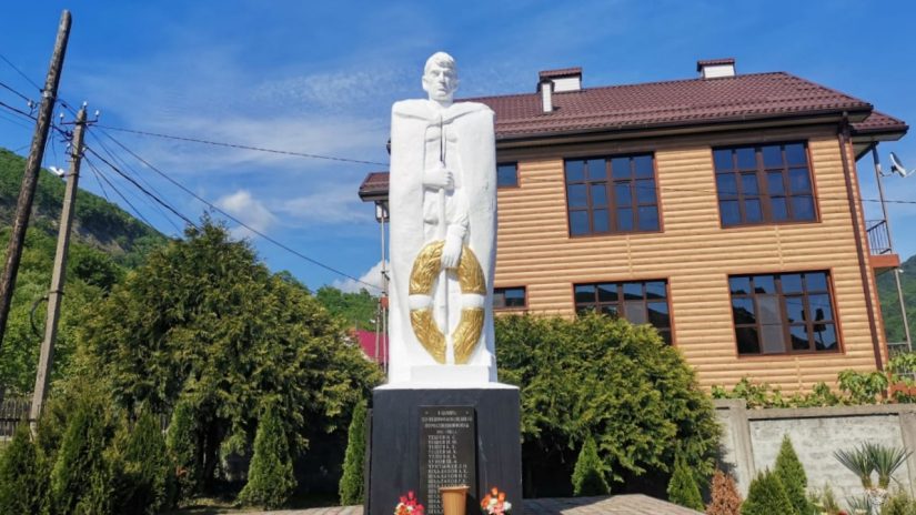 Павел Афанасьев оказал помощь в ремонте памятника в мкр.Наджиго