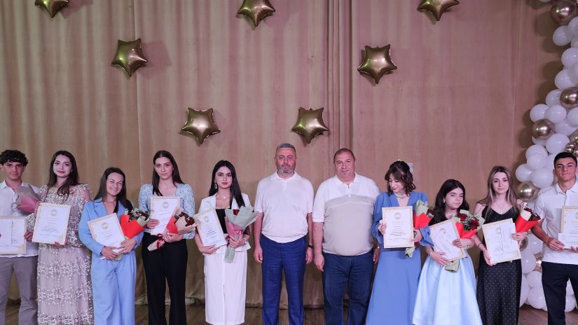 Депутат Сос Мартиросян поздравил медалистов города с окончанием учебных заведений