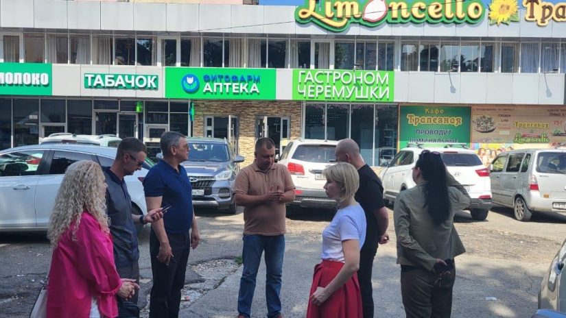 Сергей Бобков провел рабочую встречу по вопросу благоустройства территории у ТЦ «Юбилейный»