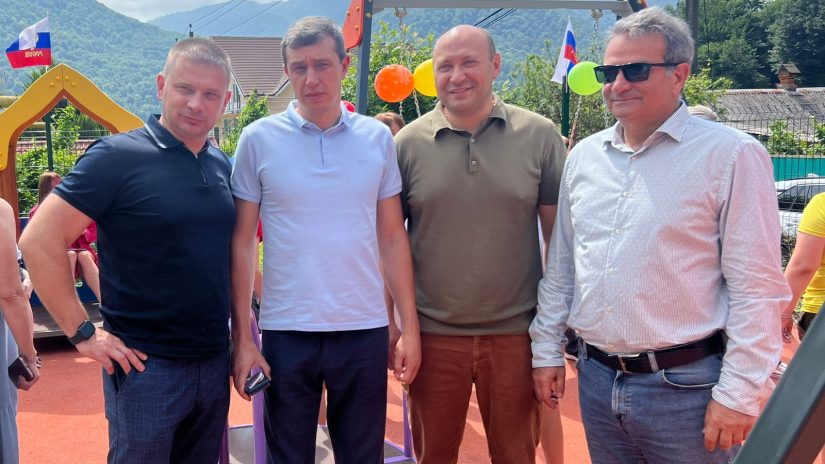 Депутаты округа «Горный» приняли участие в открытии новой детской площадки