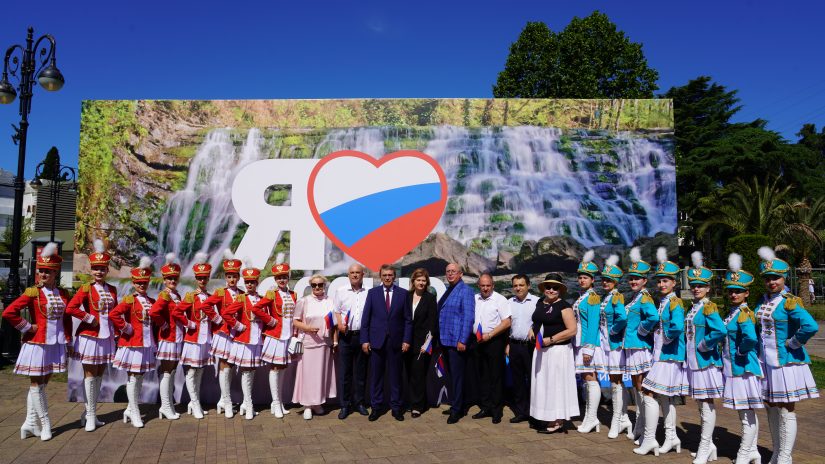 Председатель Городского Собрания Сочи Виктор Филонов принял участие в торжественном поднятии флага России