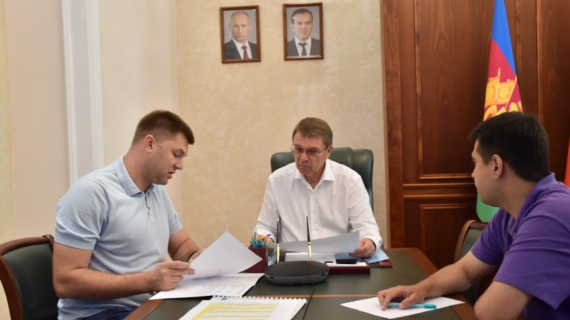 Председатель Городского Собрания Сочи Виктор Филонов провел прием граждан по личным вопросам