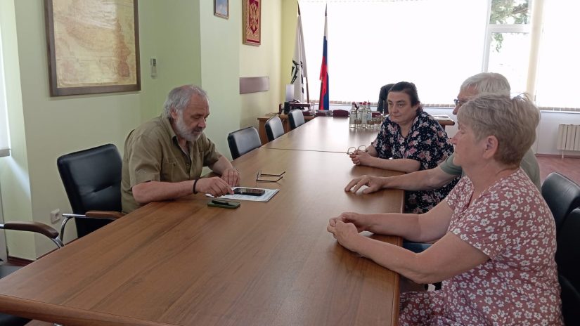 Вопрос кронирования деревьев решал депутат Сергей Шевелев во время приема граждан