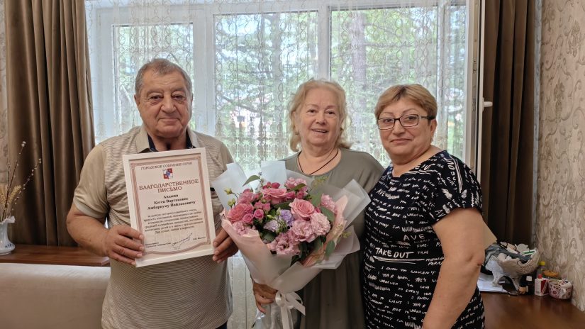 Депутаты Сос Мартиросян и Ростислав Шубин поздравили с Днем семьи, любви и верности семьи округа